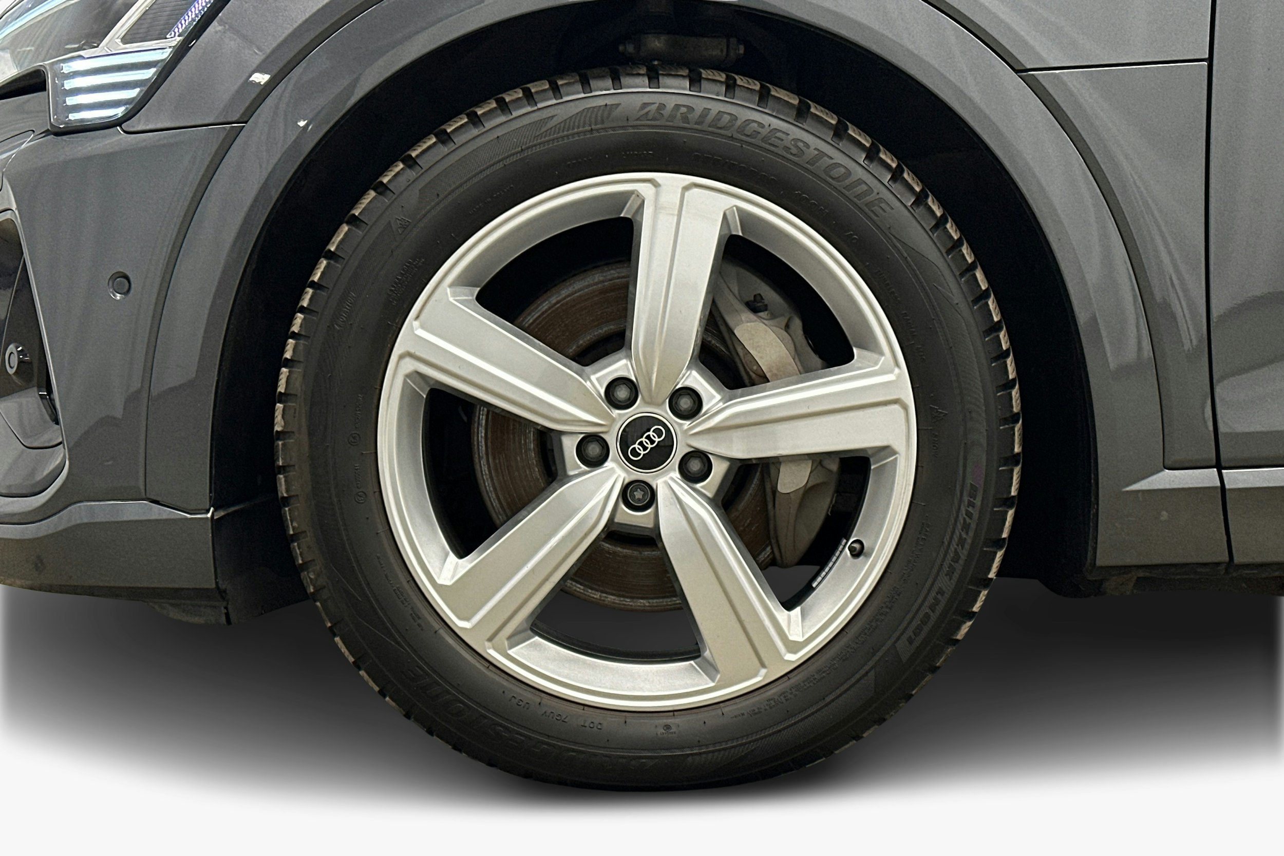 harmaa Audi e-tron 2022 kuva 11.