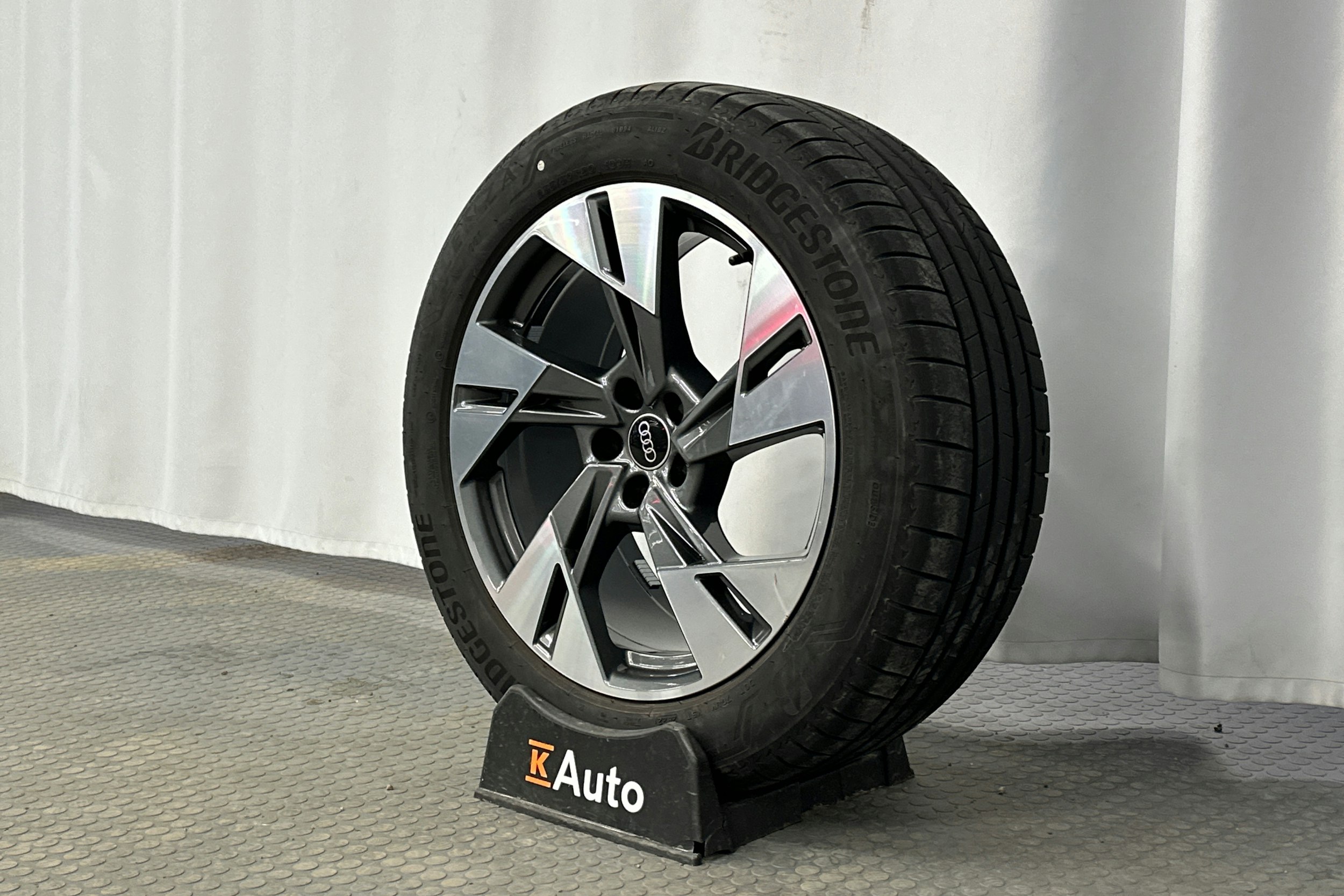 harmaa Audi e-tron 2022 kuva 12.