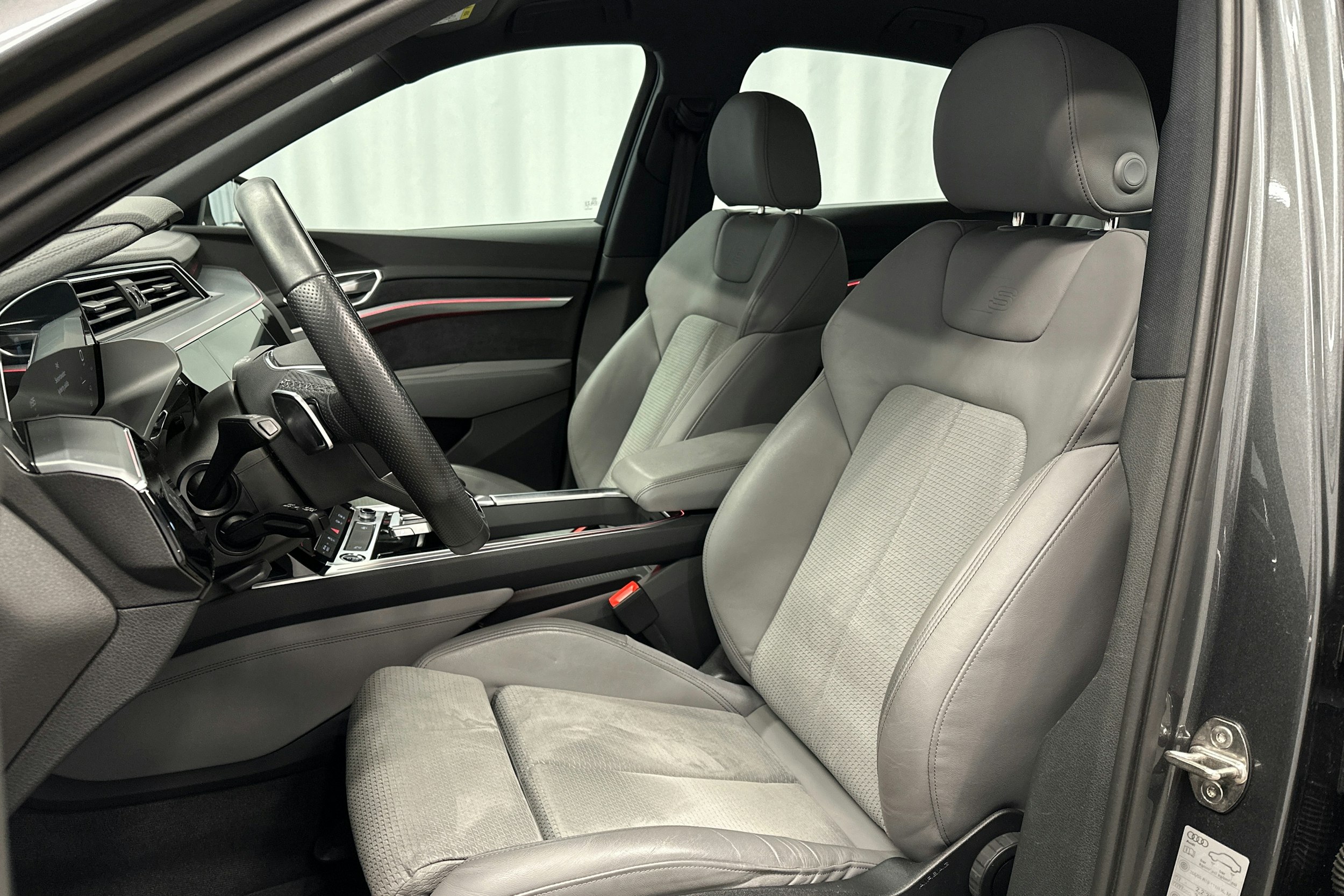 harmaa Audi e-tron 2022 kuva 15.