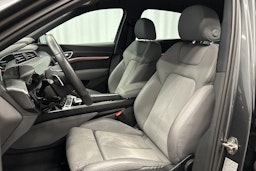 harmaa Audi e-tron 2022 kuva 15.
