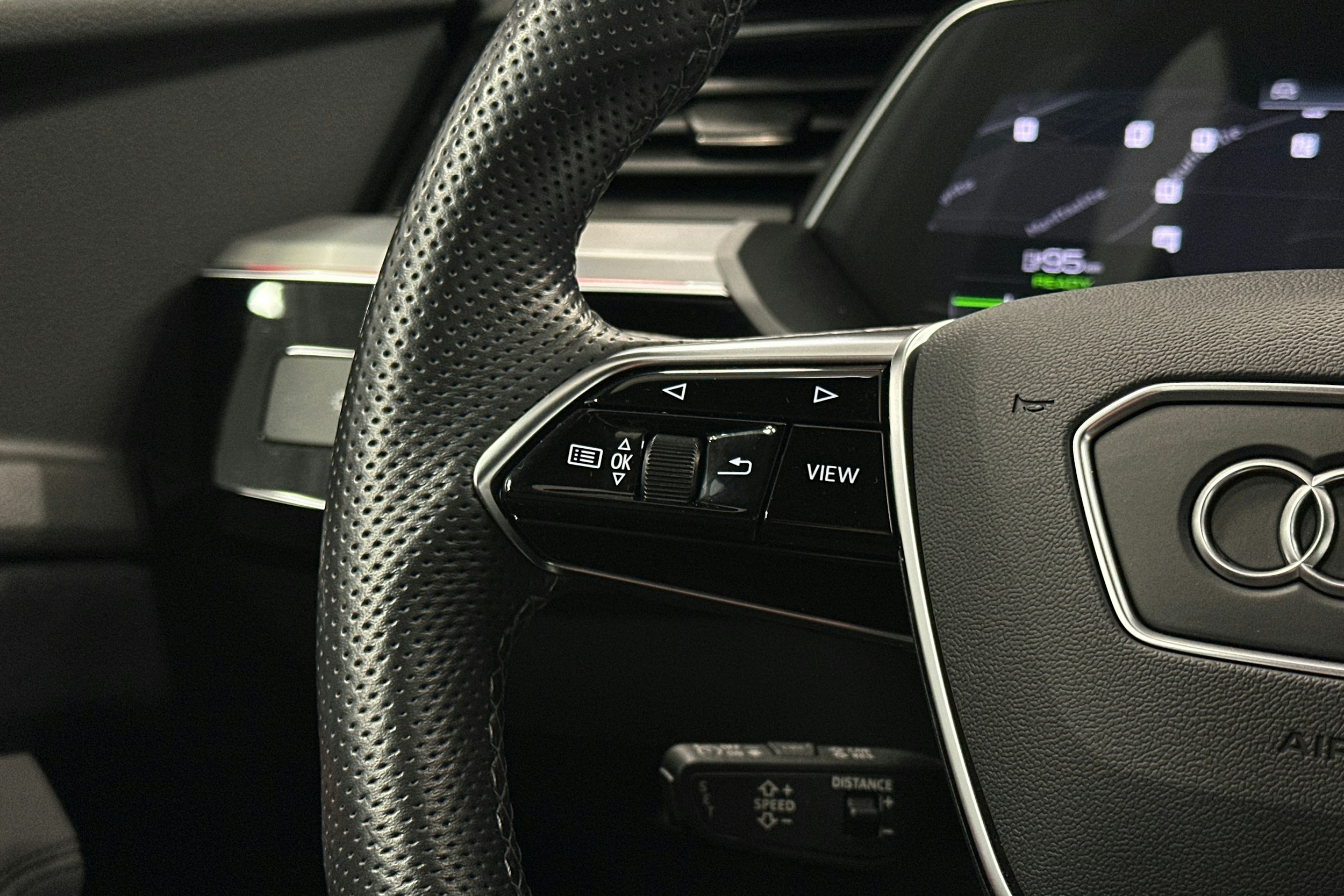 harmaa Audi e-tron 2022 kuva 17.