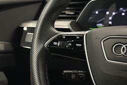 harmaa Audi e-tron 2022 kuva 17.