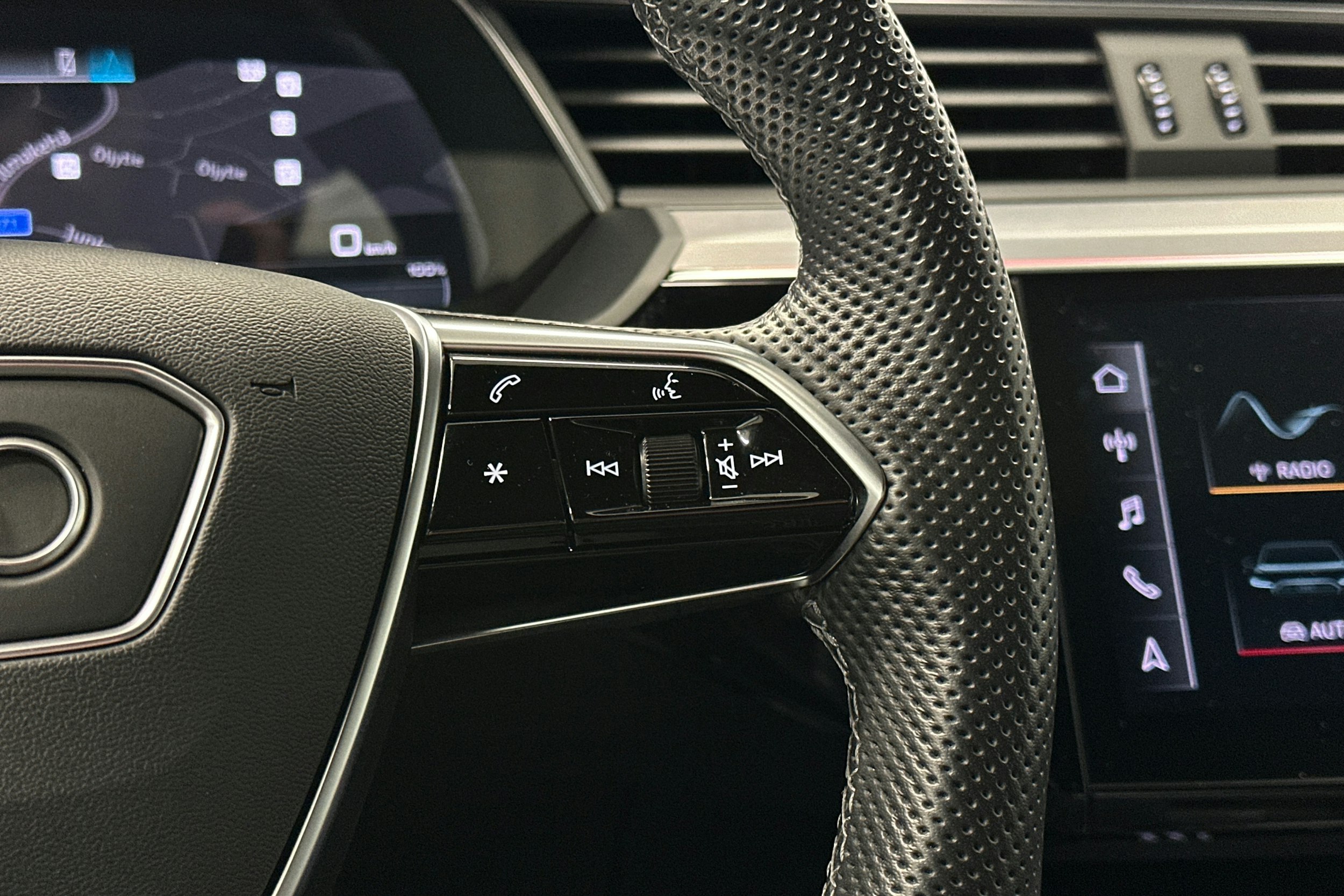 harmaa Audi e-tron 2022 kuva 18.