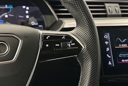 harmaa Audi e-tron 2022 kuva 18.