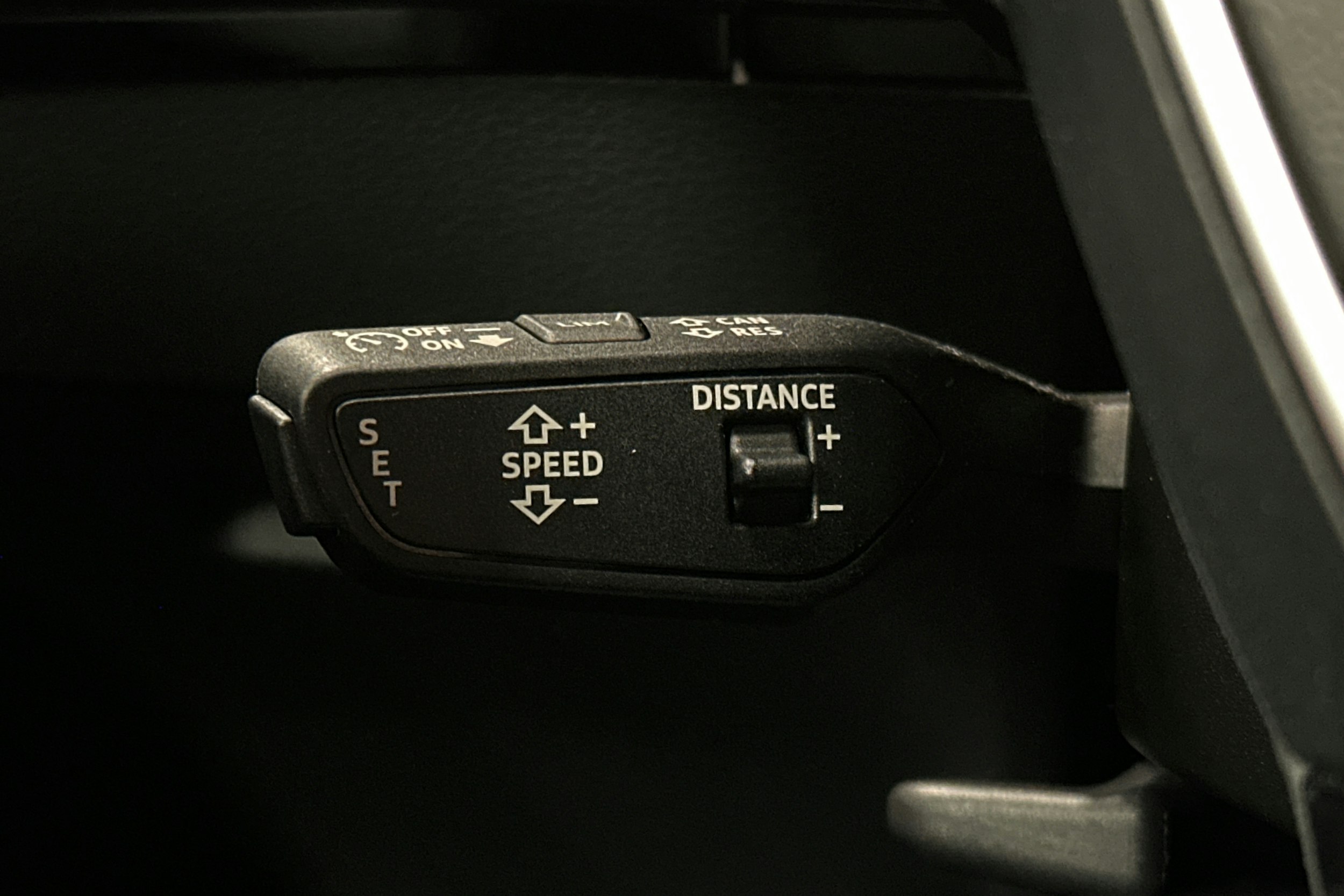 harmaa Audi e-tron 2022 kuva 19.