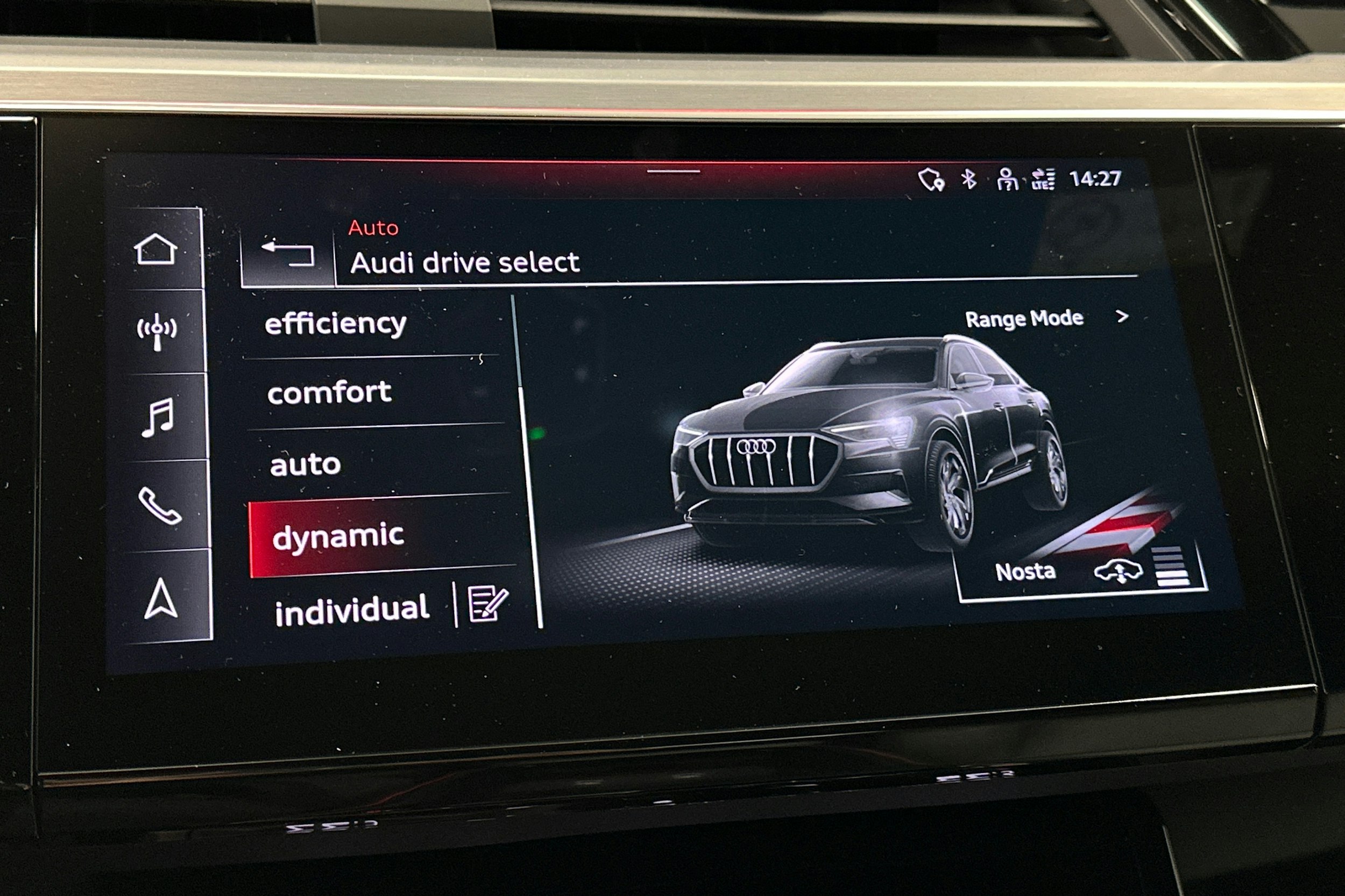 harmaa Audi e-tron 2022 kuva 23.