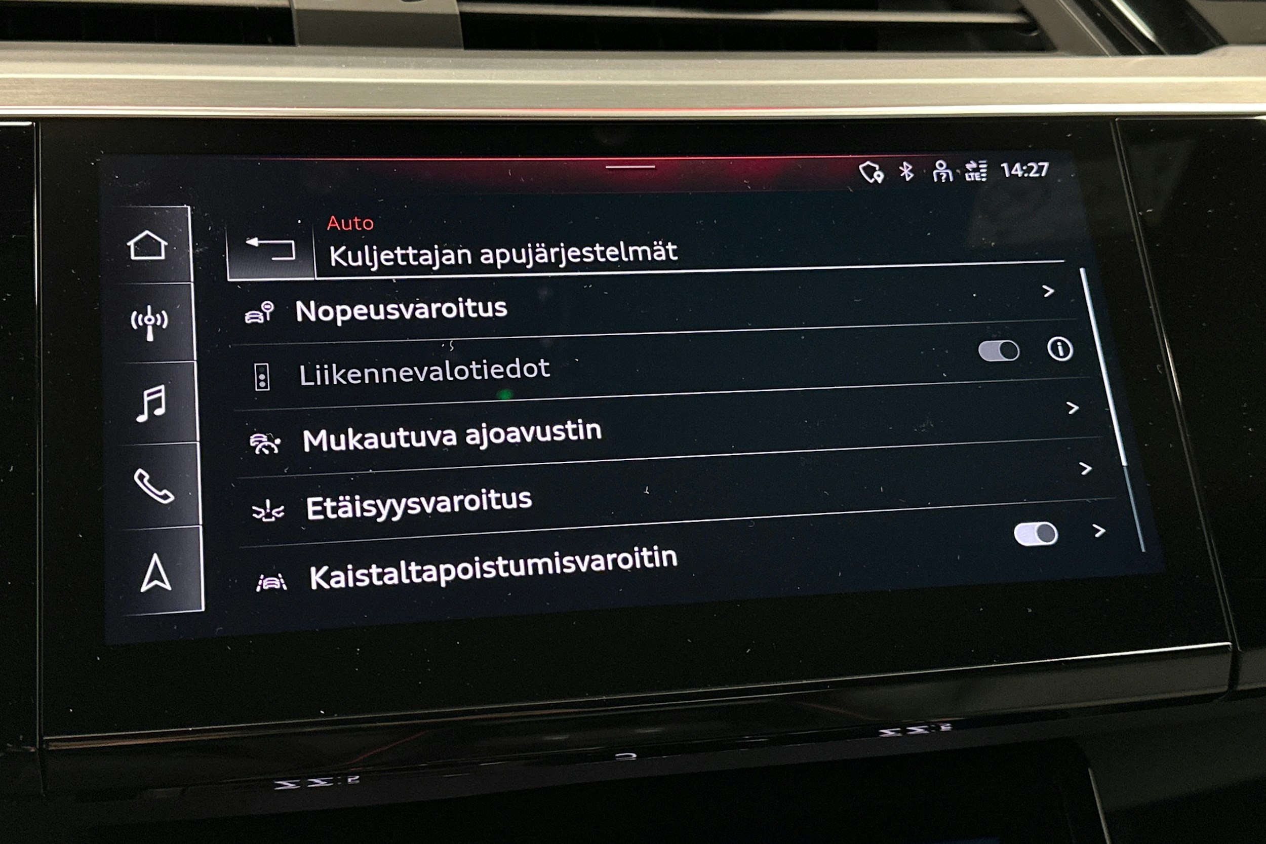 harmaa Audi e-tron 2022 kuva 26.