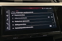 harmaa Audi e-tron 2022 kuva 26.