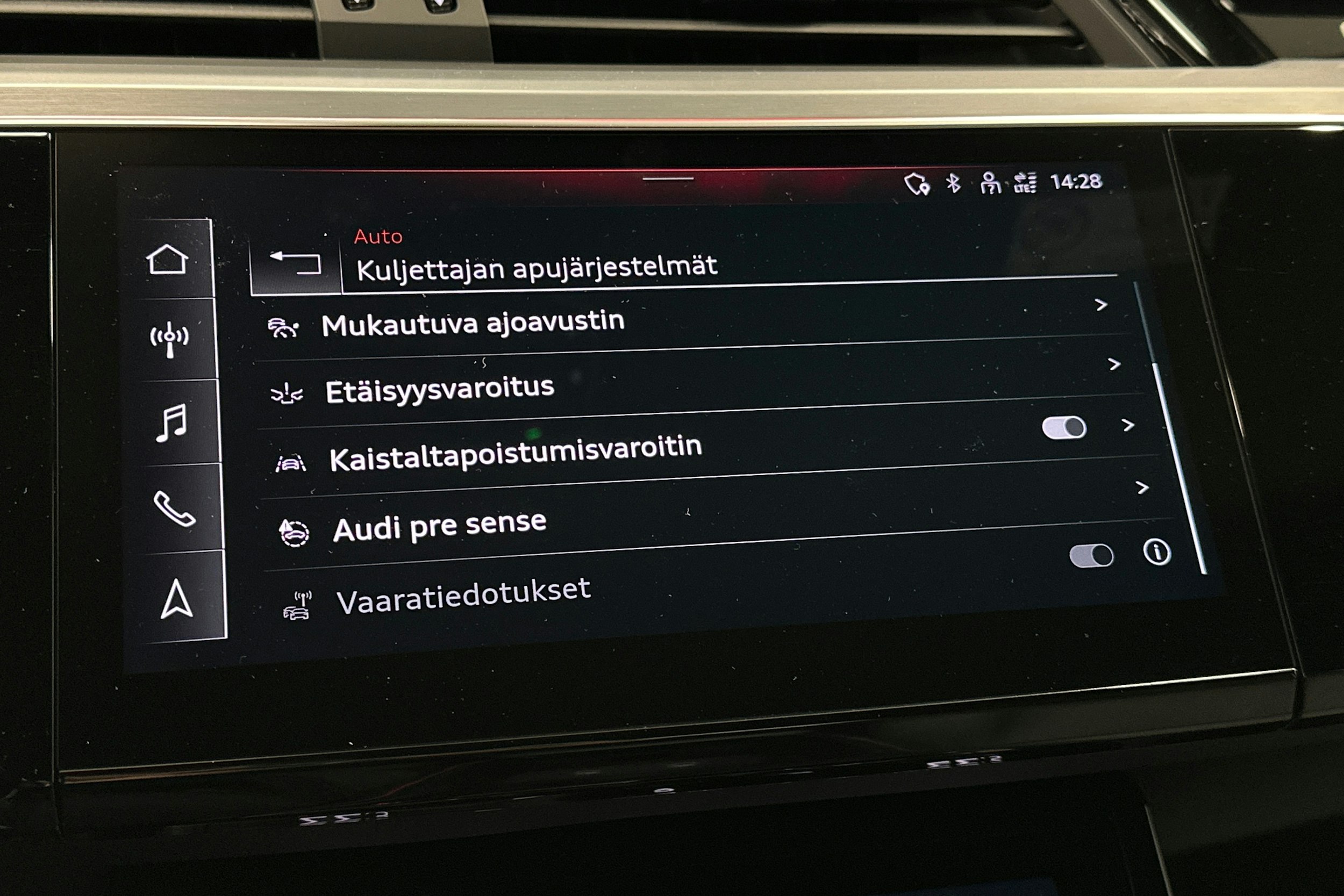 harmaa Audi e-tron 2022 kuva 27.