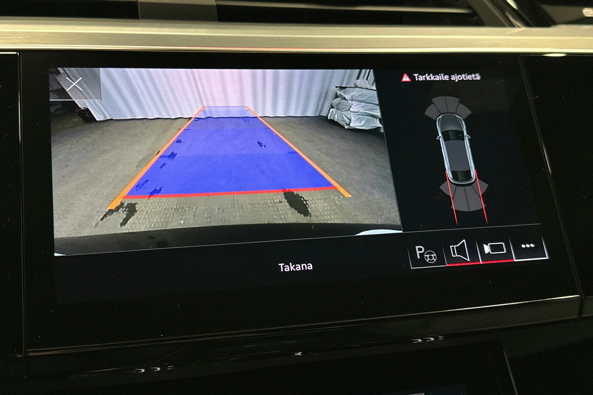 harmaa Audi e-tron 2022 kuva 28.