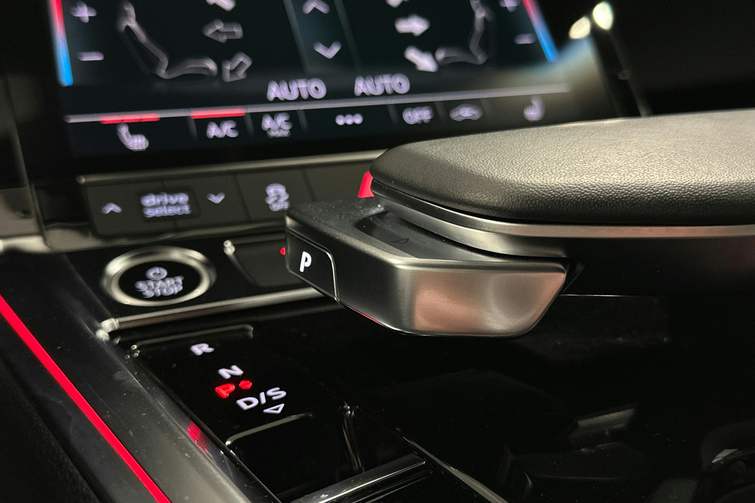 harmaa Audi e-tron 2022 kuva 30.