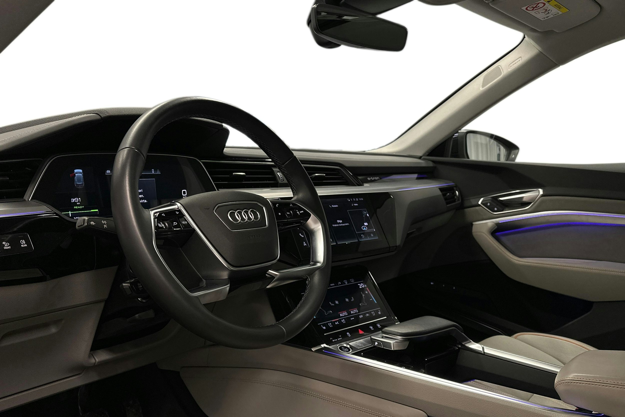 sininen Audi e-tron 2022 kuva 6.