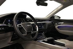 sininen Audi e-tron 2022 kuva 6.