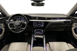 sininen Audi e-tron 2022 kuva 7.