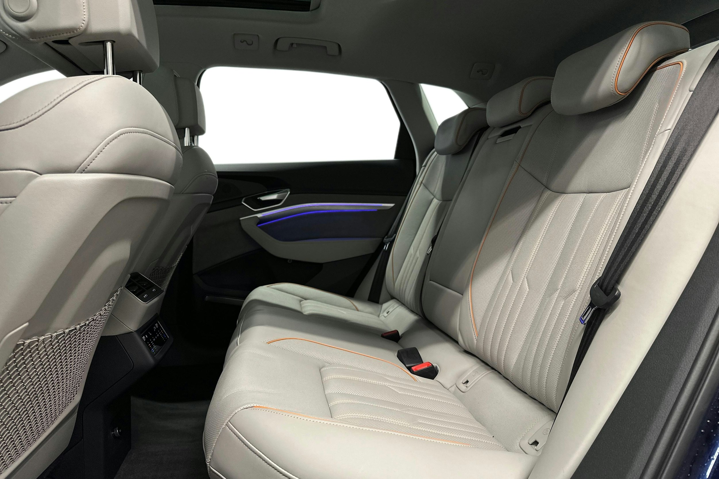 sininen Audi e-tron 2022 kuva 8.