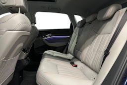 sininen Audi e-tron 2022 kuva 8.
