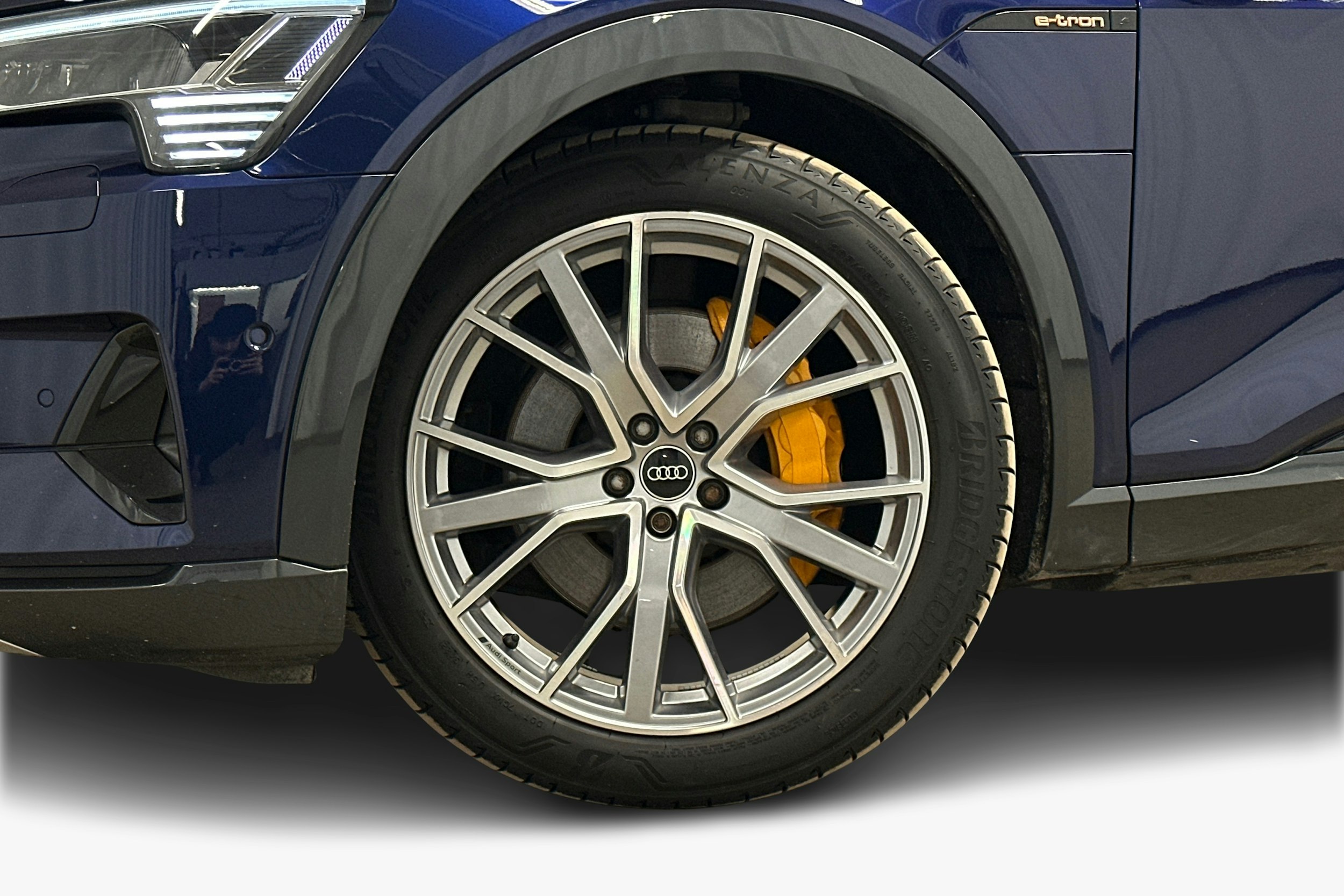 sininen Audi e-tron 2022 kuva 9.