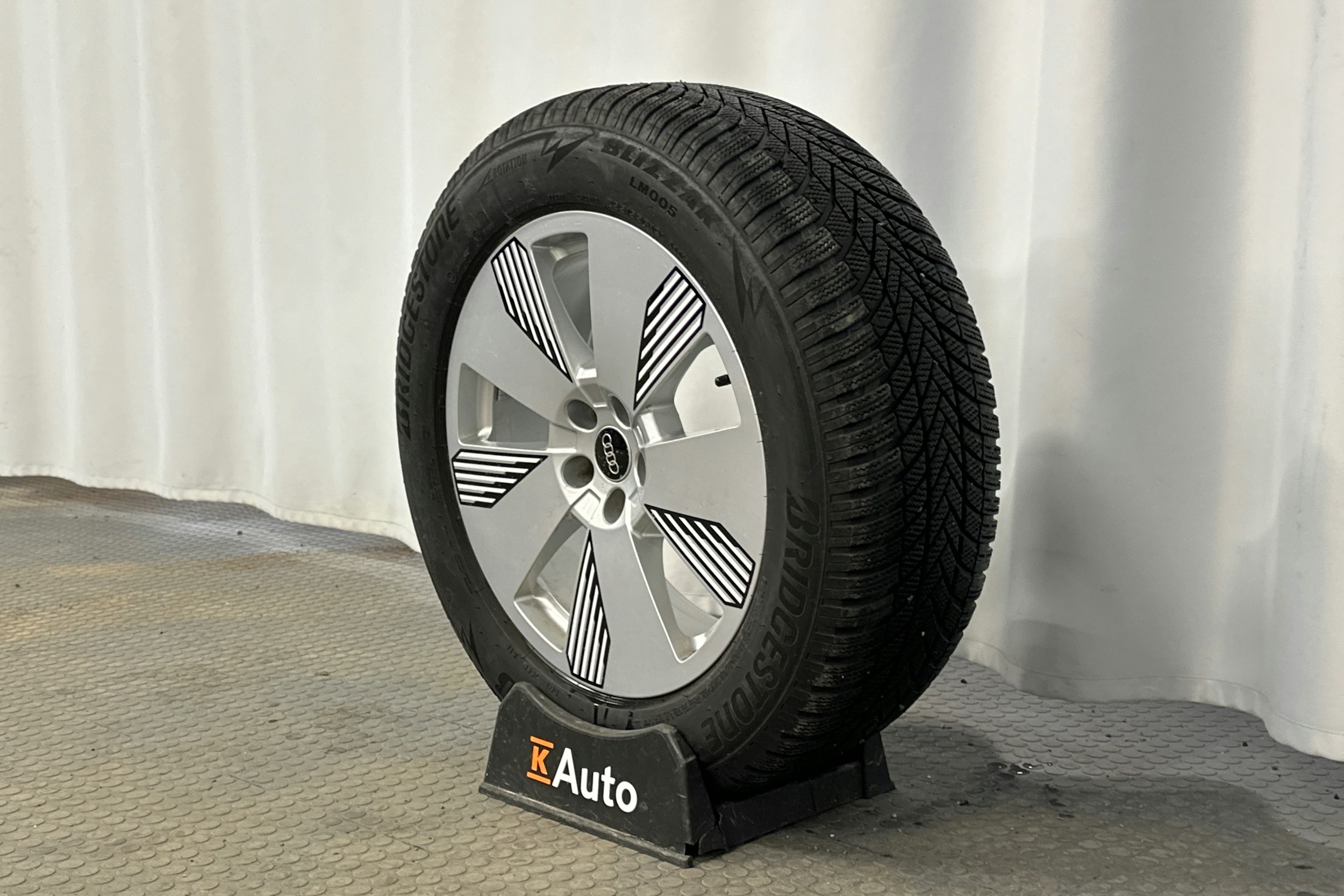 sininen Audi e-tron 2022 kuva 10.