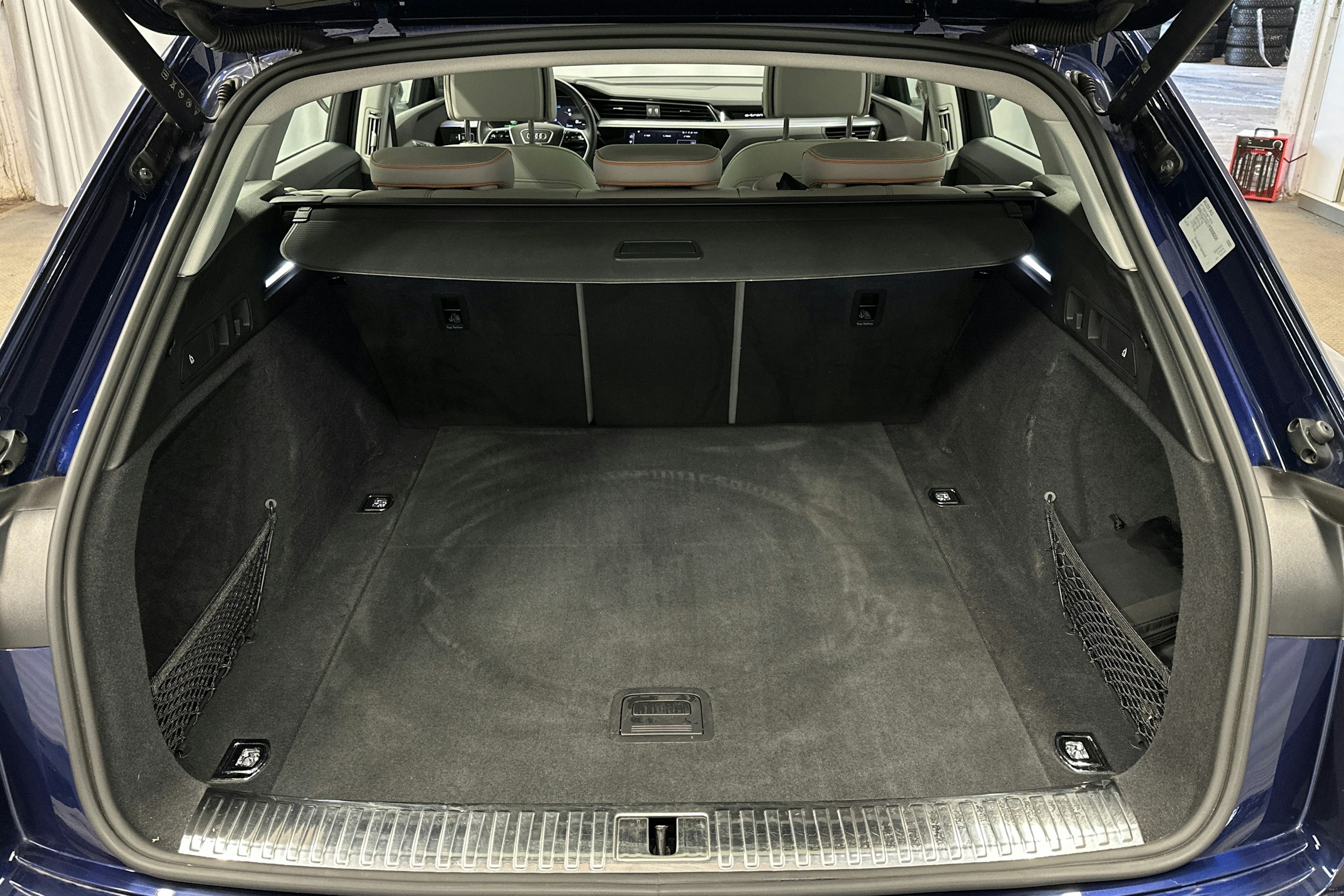 sininen Audi e-tron 2022 kuva 11.