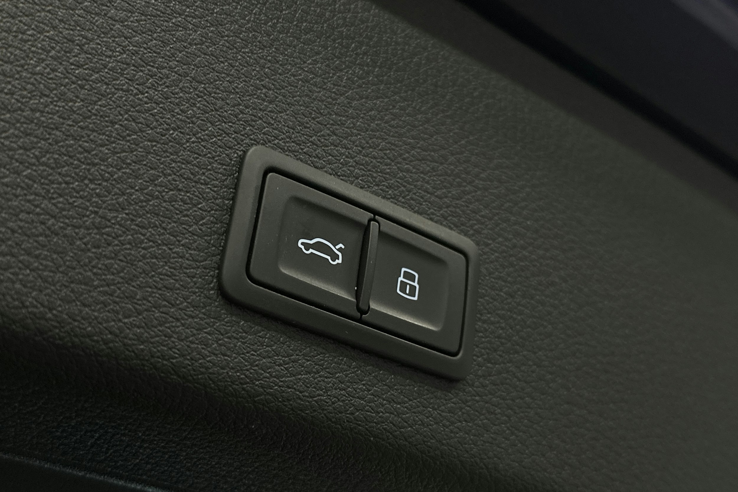 sininen Audi e-tron 2022 kuva 12.