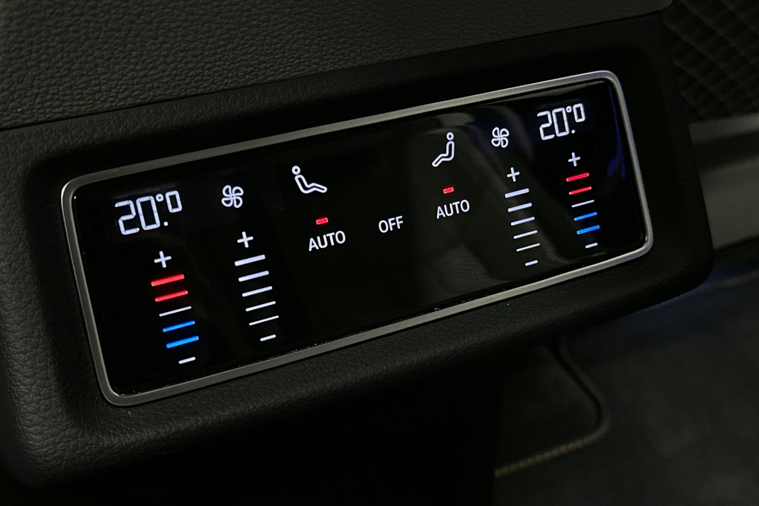 sininen Audi e-tron 2022 kuva 13.