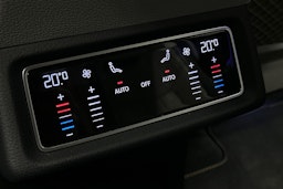 sininen Audi e-tron 2022 kuva 13.