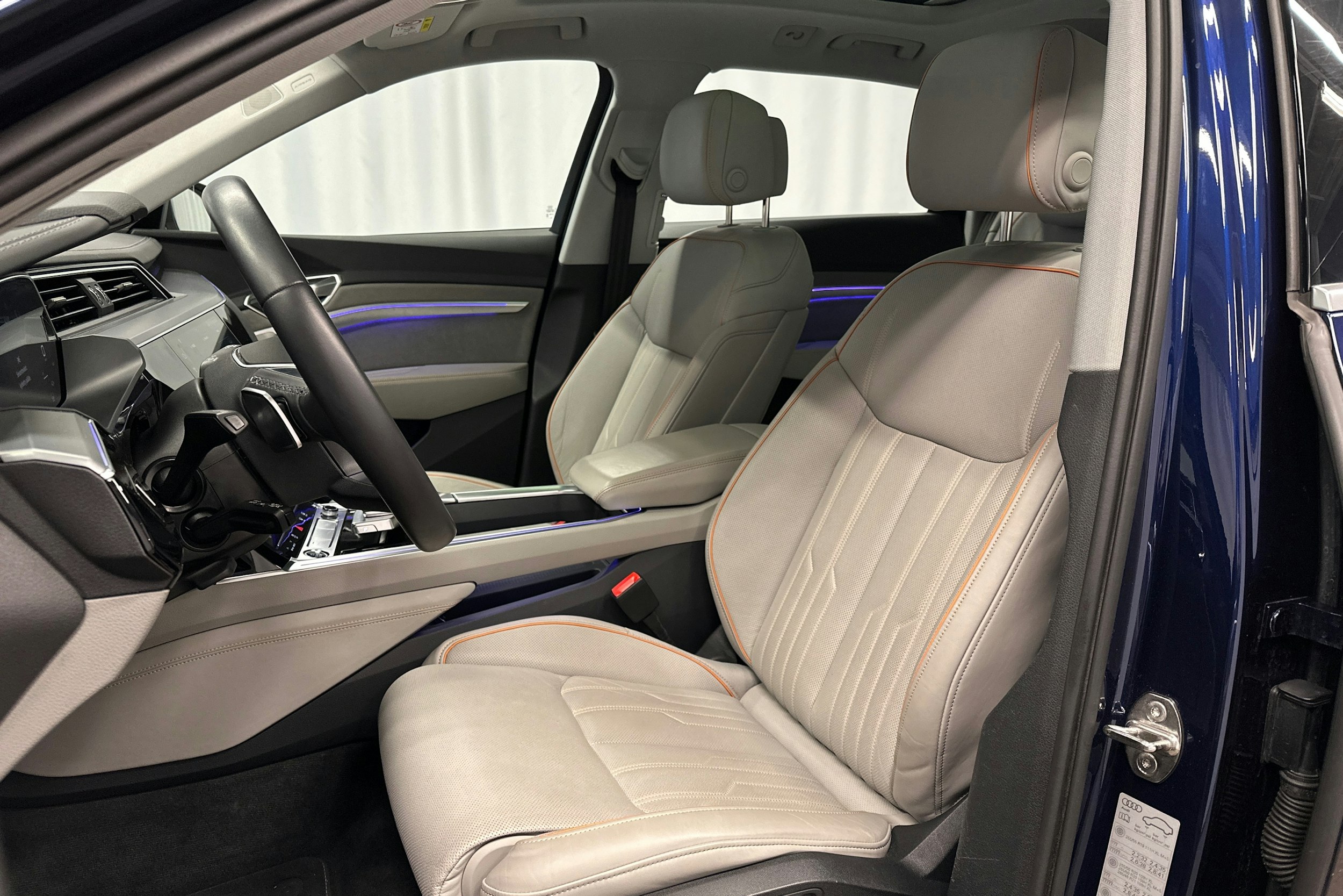 sininen Audi e-tron 2022 kuva 14.