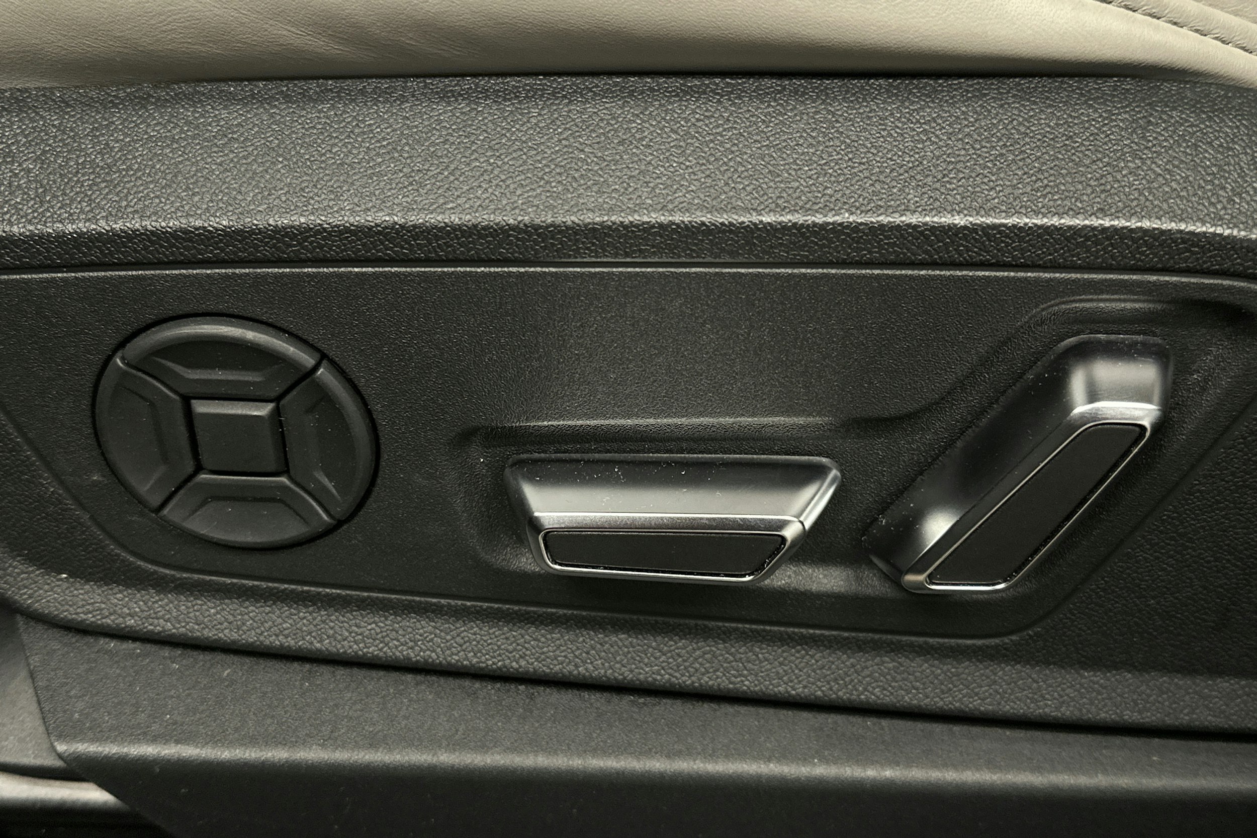 sininen Audi e-tron 2022 kuva 15.