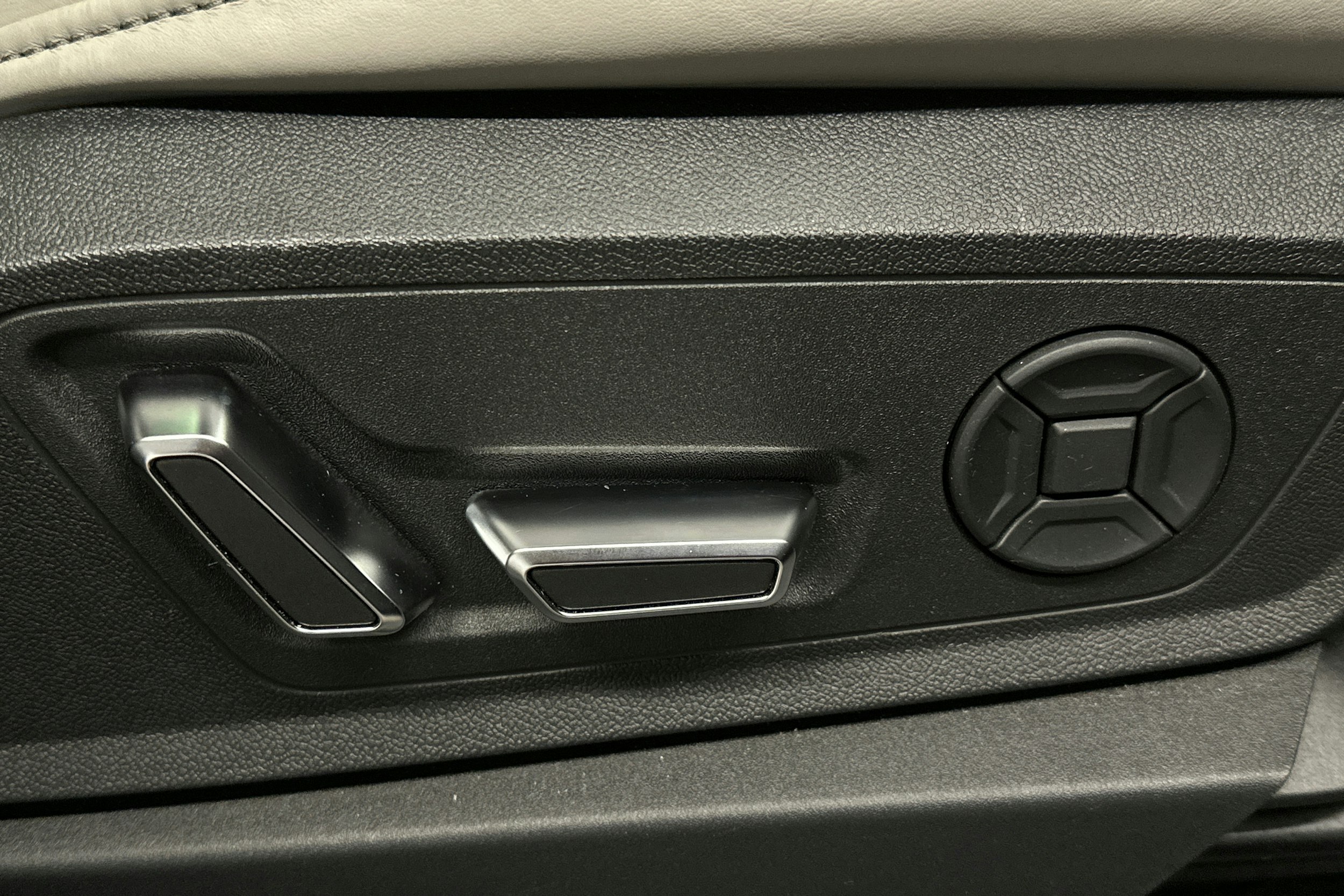 sininen Audi e-tron 2022 kuva 17.