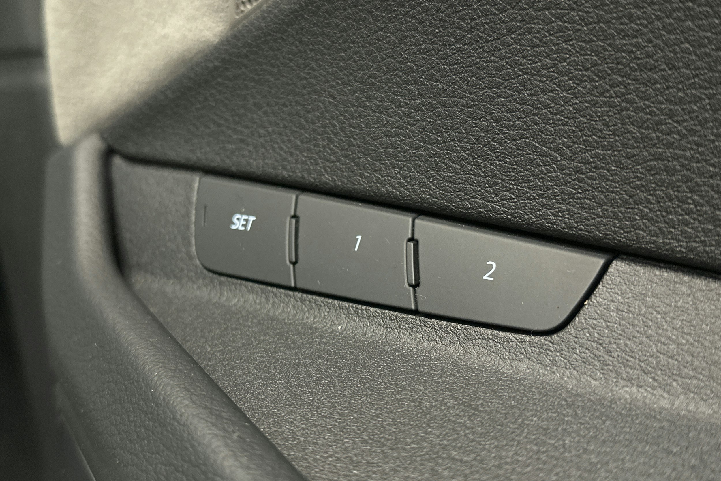 sininen Audi e-tron 2022 kuva 18.