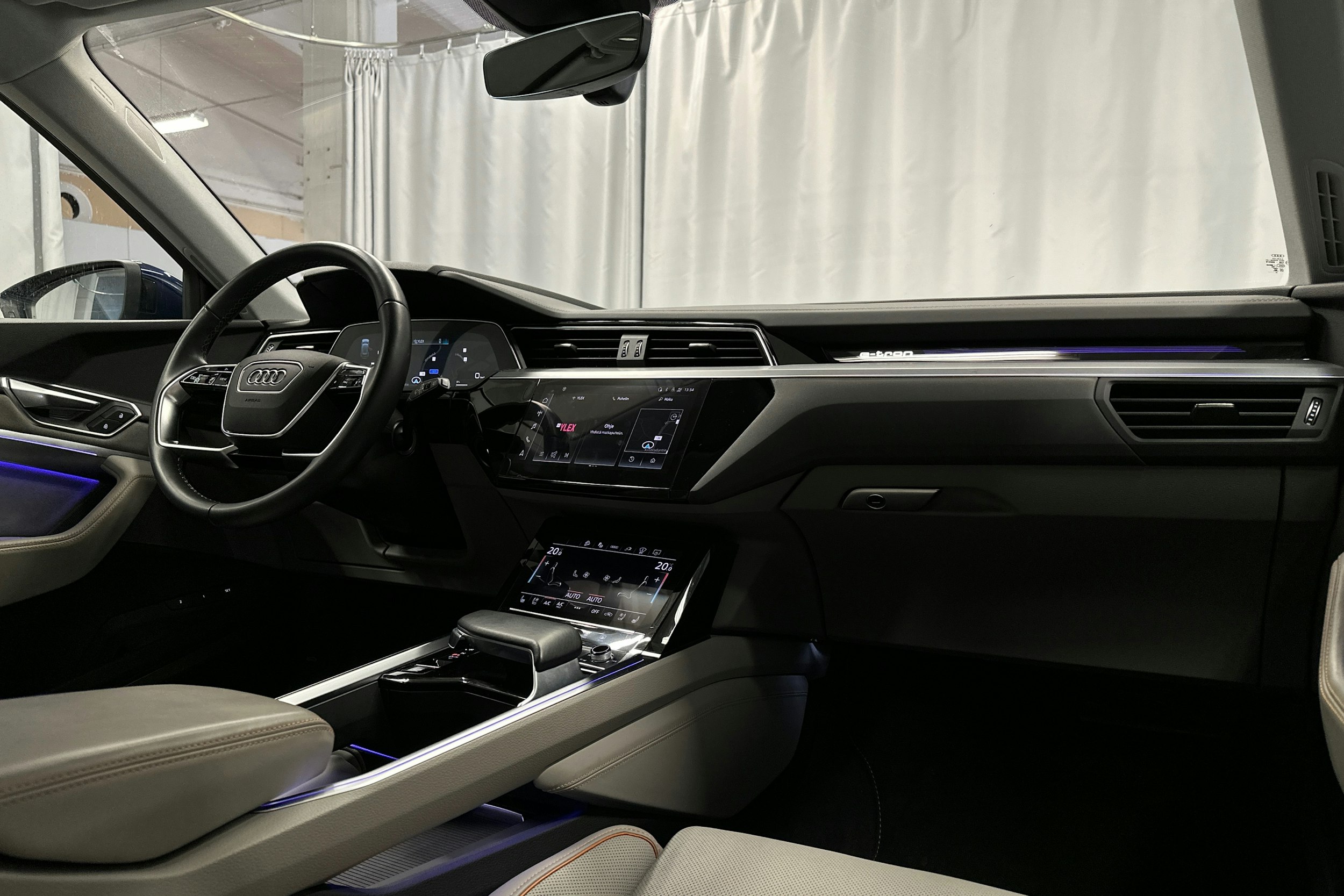 sininen Audi e-tron 2022 kuva 19.