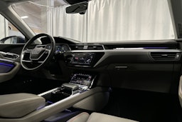 sininen Audi e-tron 2022 kuva 19.