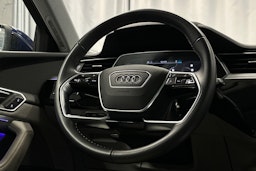 sininen Audi e-tron 2022 kuva 20.