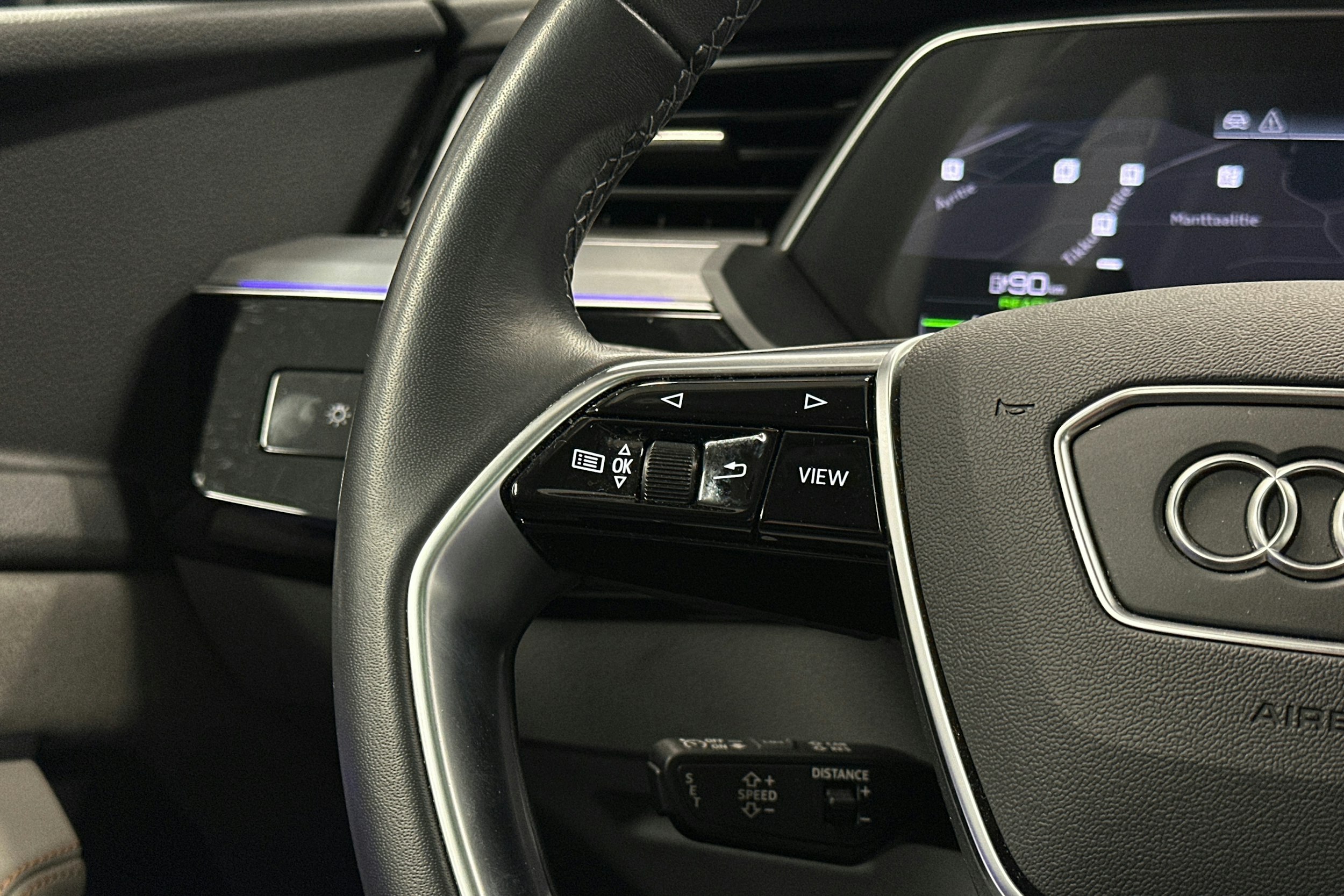 sininen Audi e-tron 2022 kuva 21.