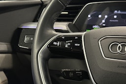 sininen Audi e-tron 2022 kuva 21.