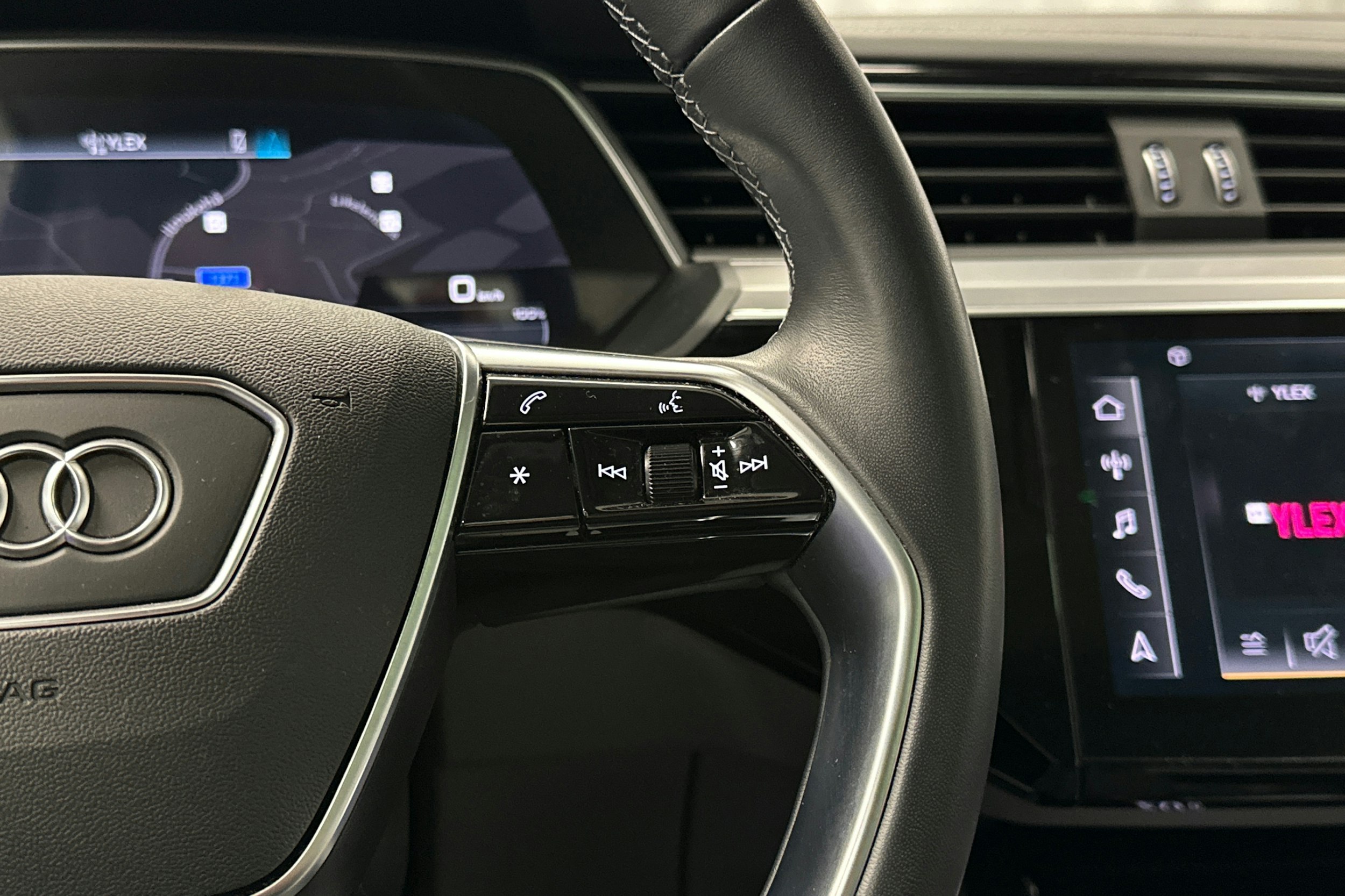 sininen Audi e-tron 2022 kuva 22.