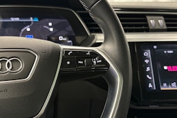 sininen Audi e-tron 2022 kuva 22.