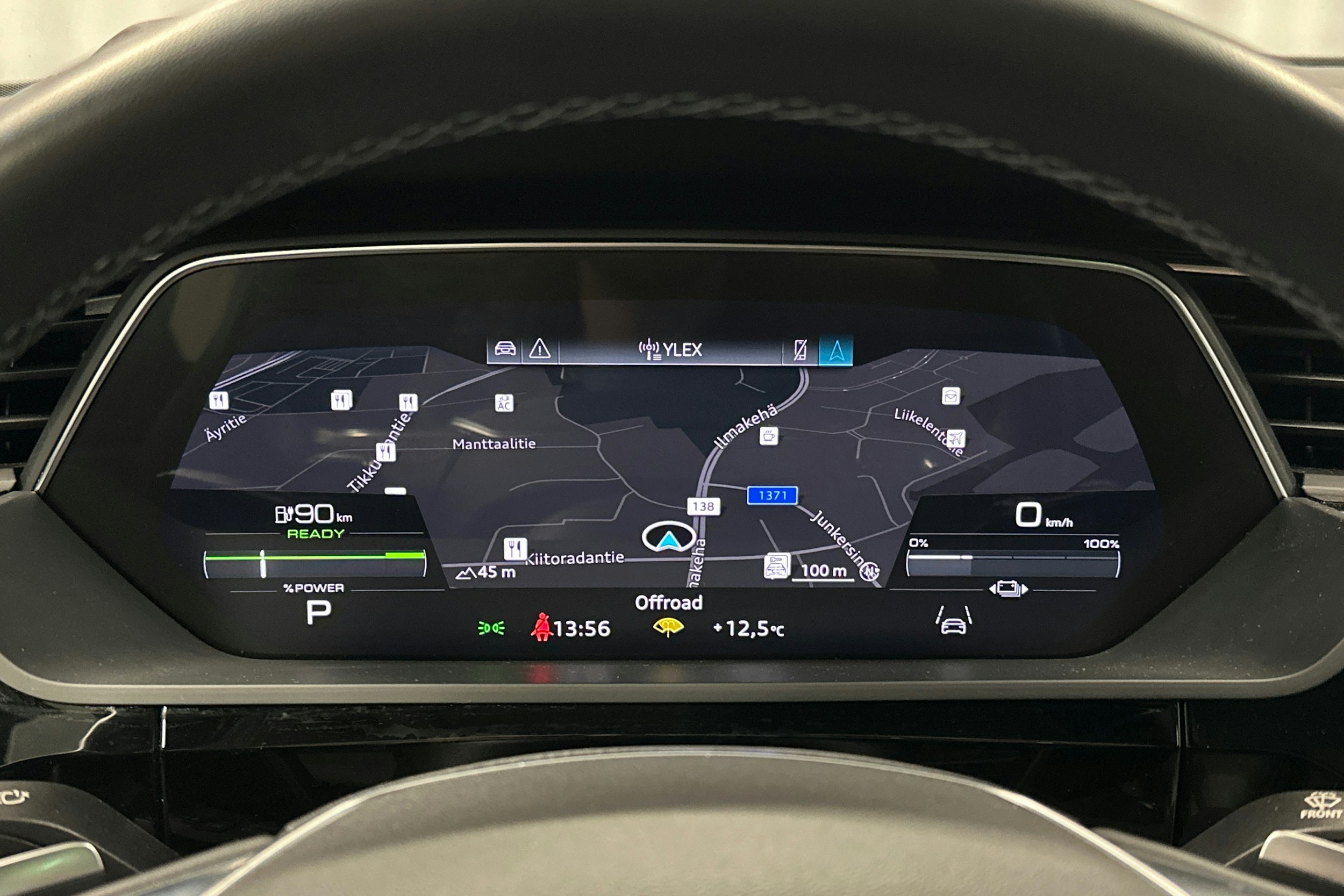 sininen Audi e-tron 2022 kuva 24.