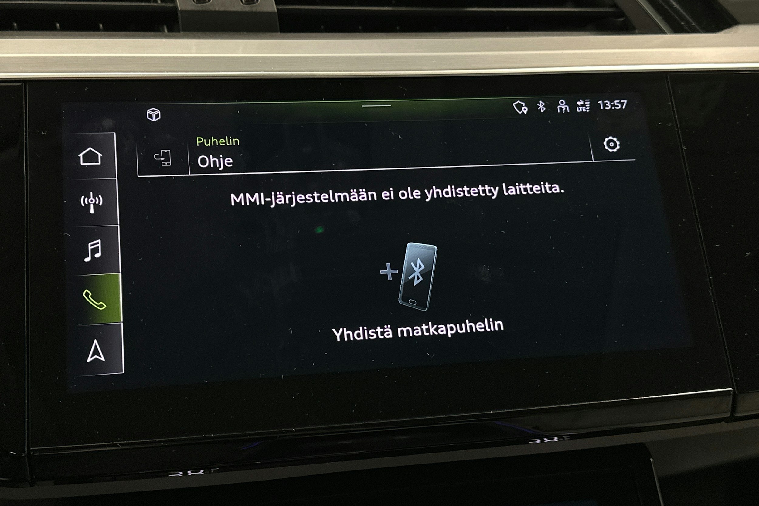 sininen Audi e-tron 2022 kuva 27.