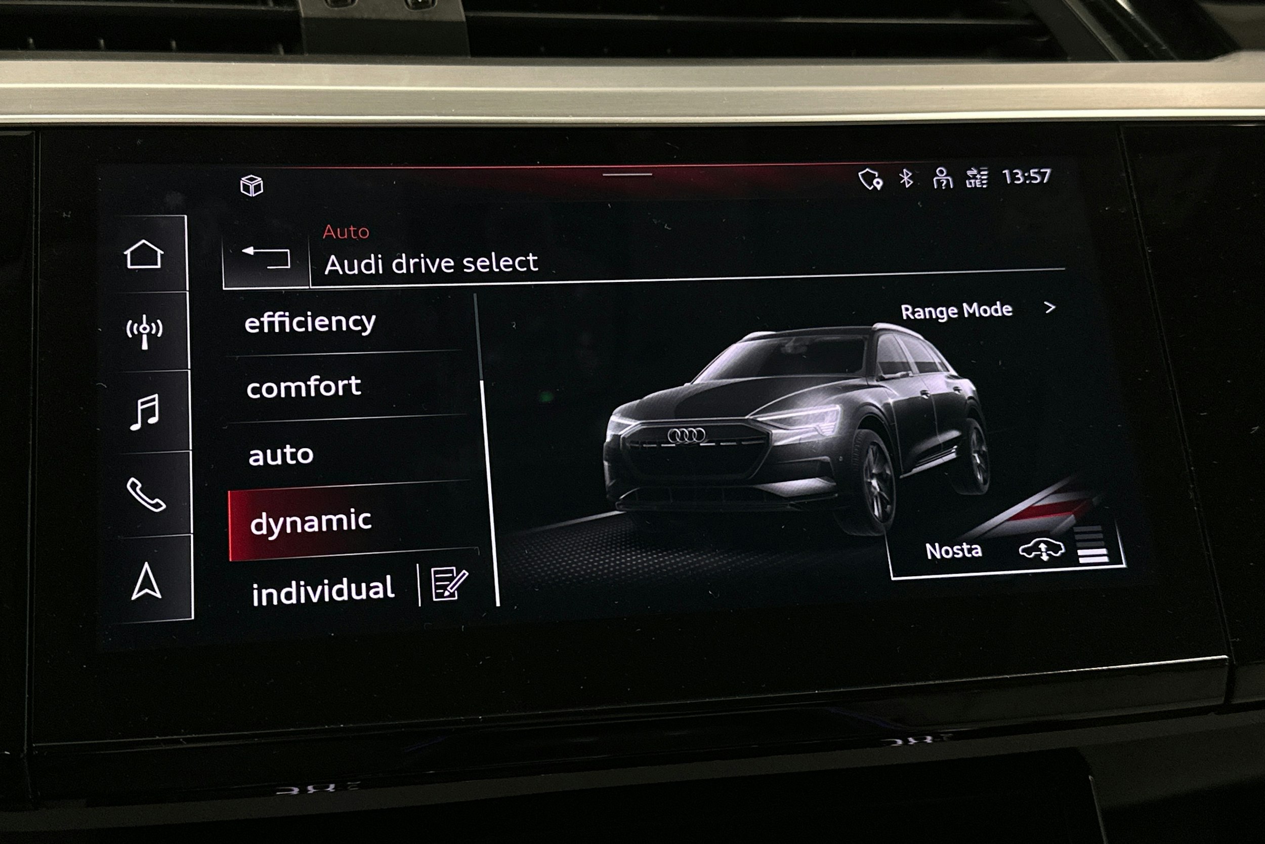 sininen Audi e-tron 2022 kuva 28.