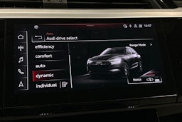 sininen Audi e-tron 2022 kuva 28.