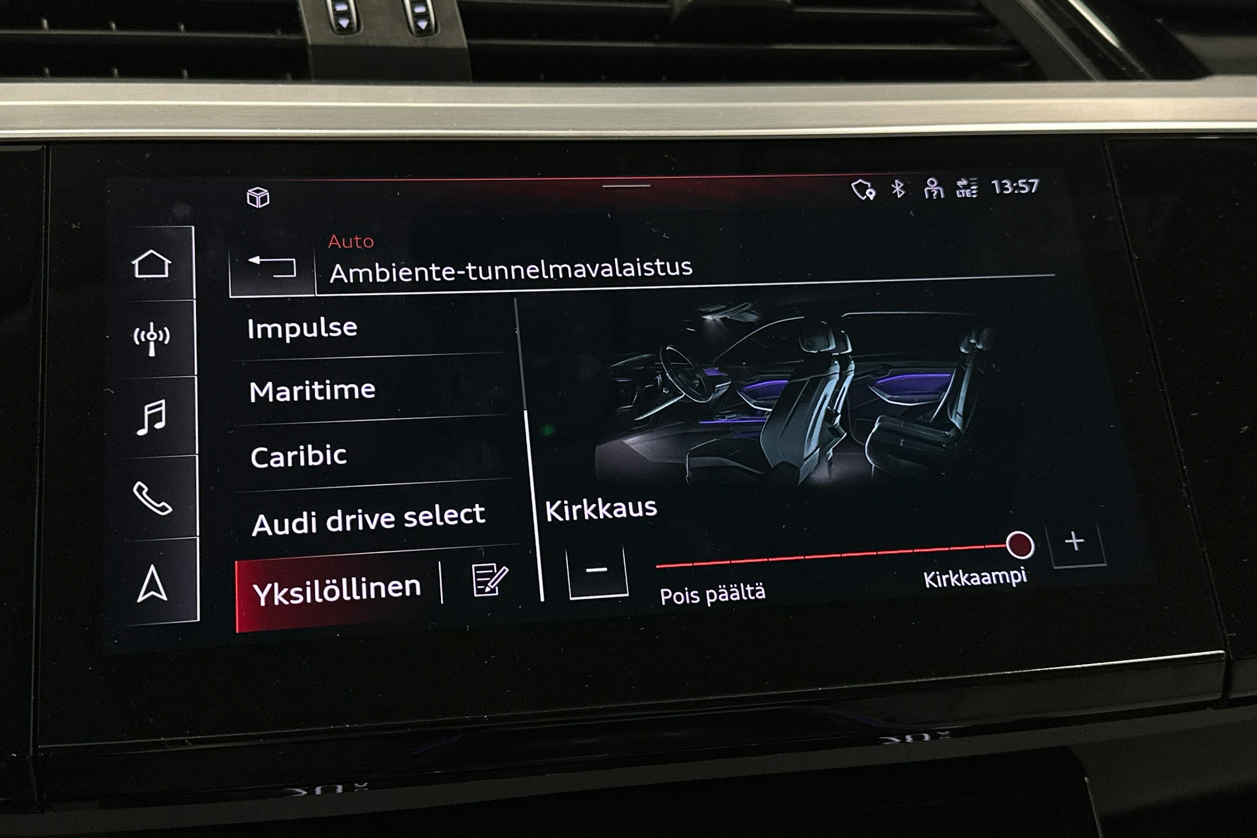 sininen Audi e-tron 2022 kuva 30.