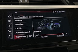 sininen Audi e-tron 2022 kuva 30.