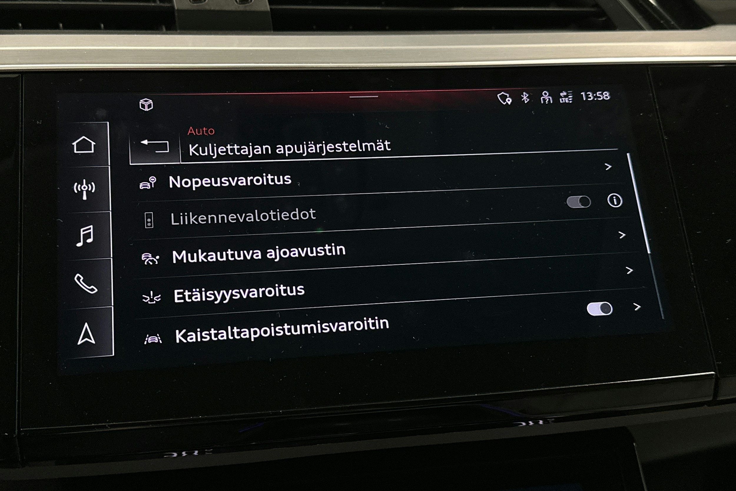 sininen Audi e-tron 2022 kuva 31.