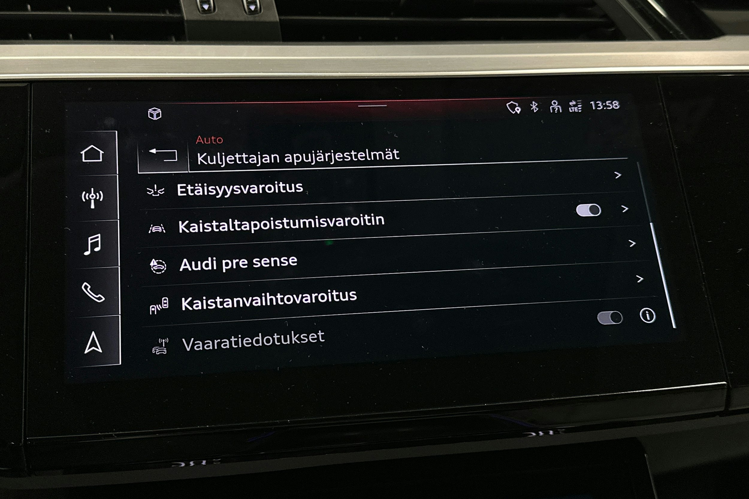 sininen Audi e-tron 2022 kuva 32.