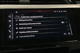 sininen Audi e-tron 2022 kuva 32.