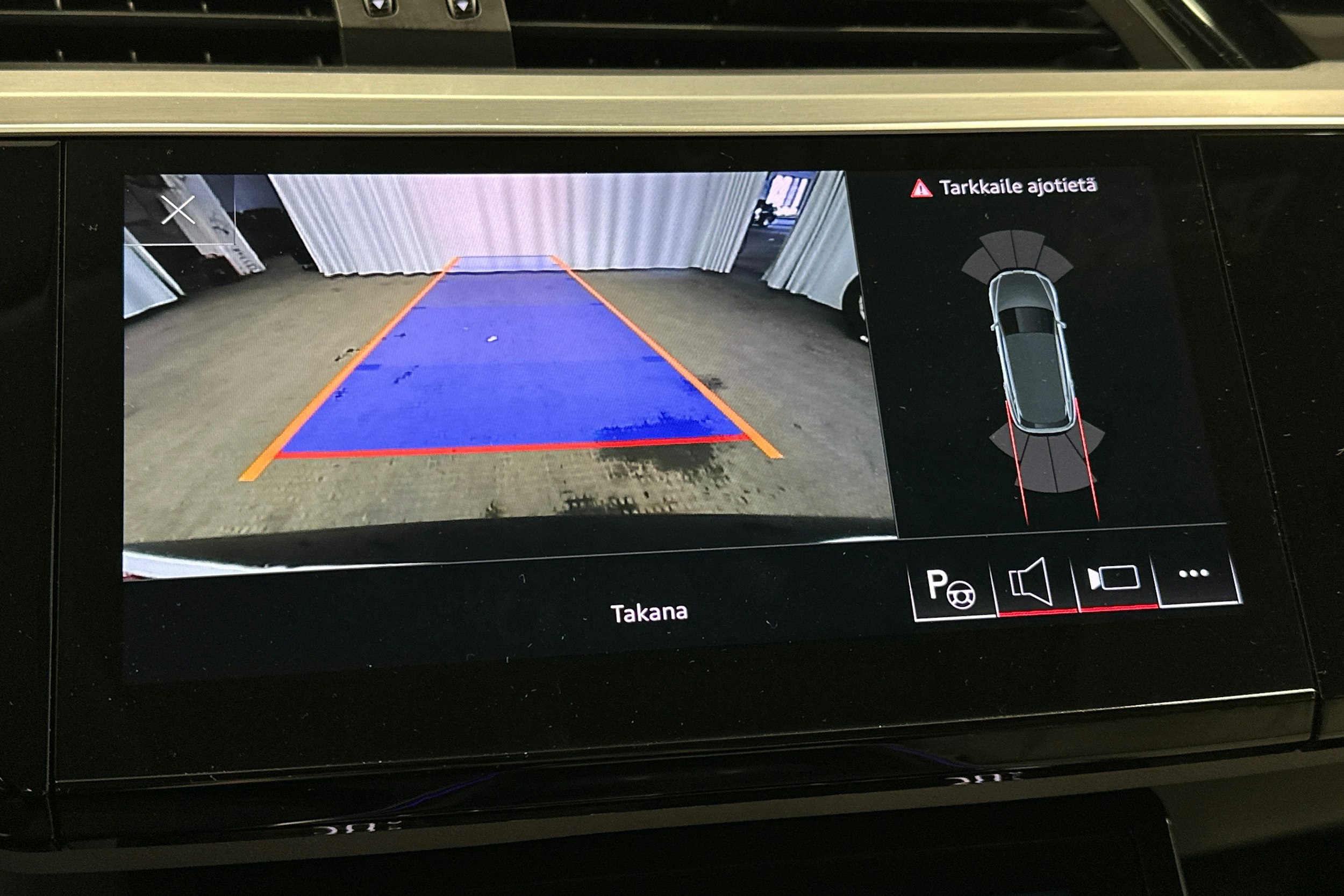 sininen Audi e-tron 2022 kuva 33.