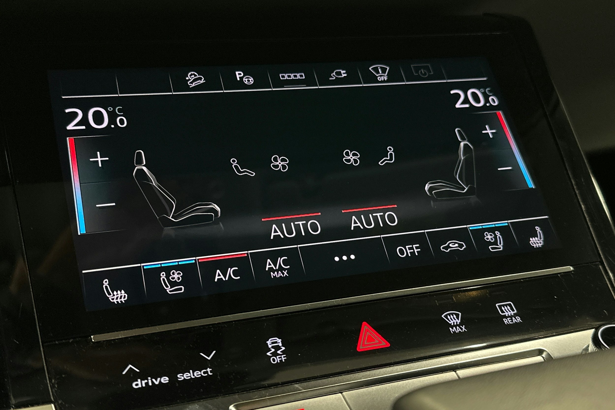 sininen Audi e-tron 2022 kuva 34.