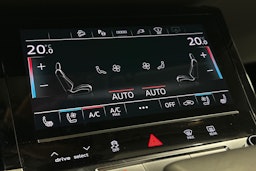 sininen Audi e-tron 2022 kuva 34.