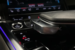 sininen Audi e-tron 2022 kuva 35.